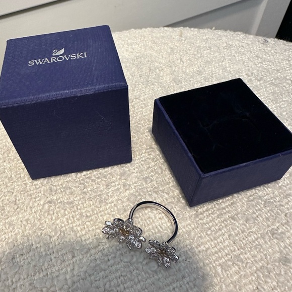 Swarovski Crystal Daisy Ring with Gold Accents - Picture 4 of 5